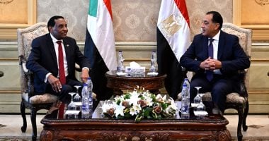 رئيس الوزراء يستقبل نظيره السوداني في مطار القاهرة الدولي لتعزيز العلاقات الثنائية