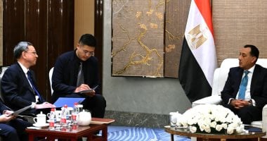 رئيس الوزراء يعقد لقاءً هامًا مع رئيس شركة هندسة الطاقة الصينية لتعزيز التعاون المشترك