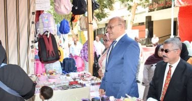 رئيس جامعة سوهاج يفتتح معرض أهلا مدرستى ويشيد بتنوع المنتجات والعروض التخفيضية