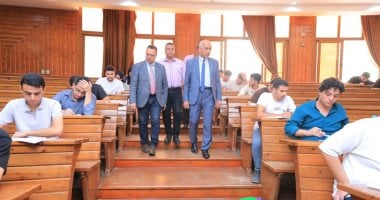 رئيس جامعة كفر الشيخ يتفقد سير امتحانات طلاب الفرقة الرابعة بكلية الطب