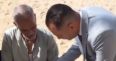 رئيس لجنة انتخابية يساعد مسنًا في الإدلاء بصوته بمحافظة أسوان