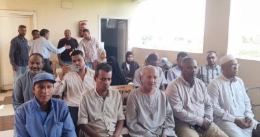 رئيس مركز ومدينة الطود يكرم موظفًا وعامل نظافة تقديرًا للتميز في الأداء والالتزام