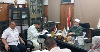 رئيس منطقة سوهاج الأزهرية يعقد اجتماعًا مع موجهي اللغة الإنجليزية لتعزيز الأداء التعليمي