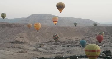 رحلات البالون في الأقصر تعود للتحليق بعد انطلاق 35 رحلة وإلغاء سابق بسبب الأحوال الجوية