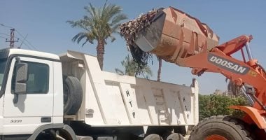 رفع 300 طن من القمامة والمخلفات في منطقة الحرفيين بقرية أولاد عزاز لتحسين البيئة المحلية