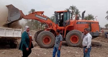 رفع 400 طن من المخلفات في نجع الشمندى بمركز سوهاج