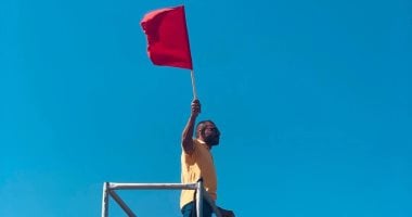 رفع الرايات الحمراء وتحذيرات من نزول البحر على شاطئ رأس البر