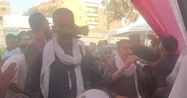 زفة بلدي تشعل حماس الناخبين في لجان الهرم خلال الساعات الأخيرة من اليوم الأول للتصويت.. شاهد الفيديو