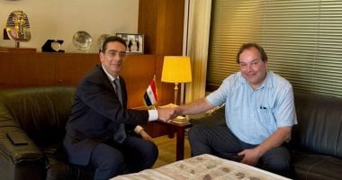 سفير مصر في لاهاي يستعيد قطعًا أثرية تعود للحضارة المصرية القديمة من هولندا