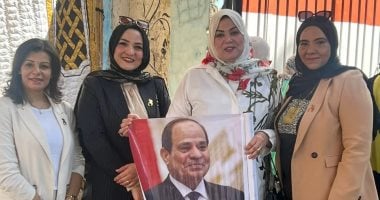 سيدات سوهاج يشاركن بحماس في انتخابات مجلس الشيوخ حاملات صور الرئيس