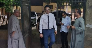 صرف وكيل صحة سوهاج مكافأة تميز لطبيب وممرضة في وحدة طب الأسرة بروافع القصير