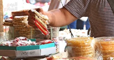 ضبط طنين من حلويات المولد وسكر مجهول المصدر خلال حملة تموين سوهاج