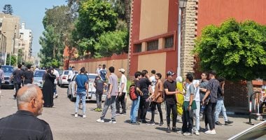 طلاب الثانوية العامة يؤدون امتحان الرياضيات البحتة للدور الثاني