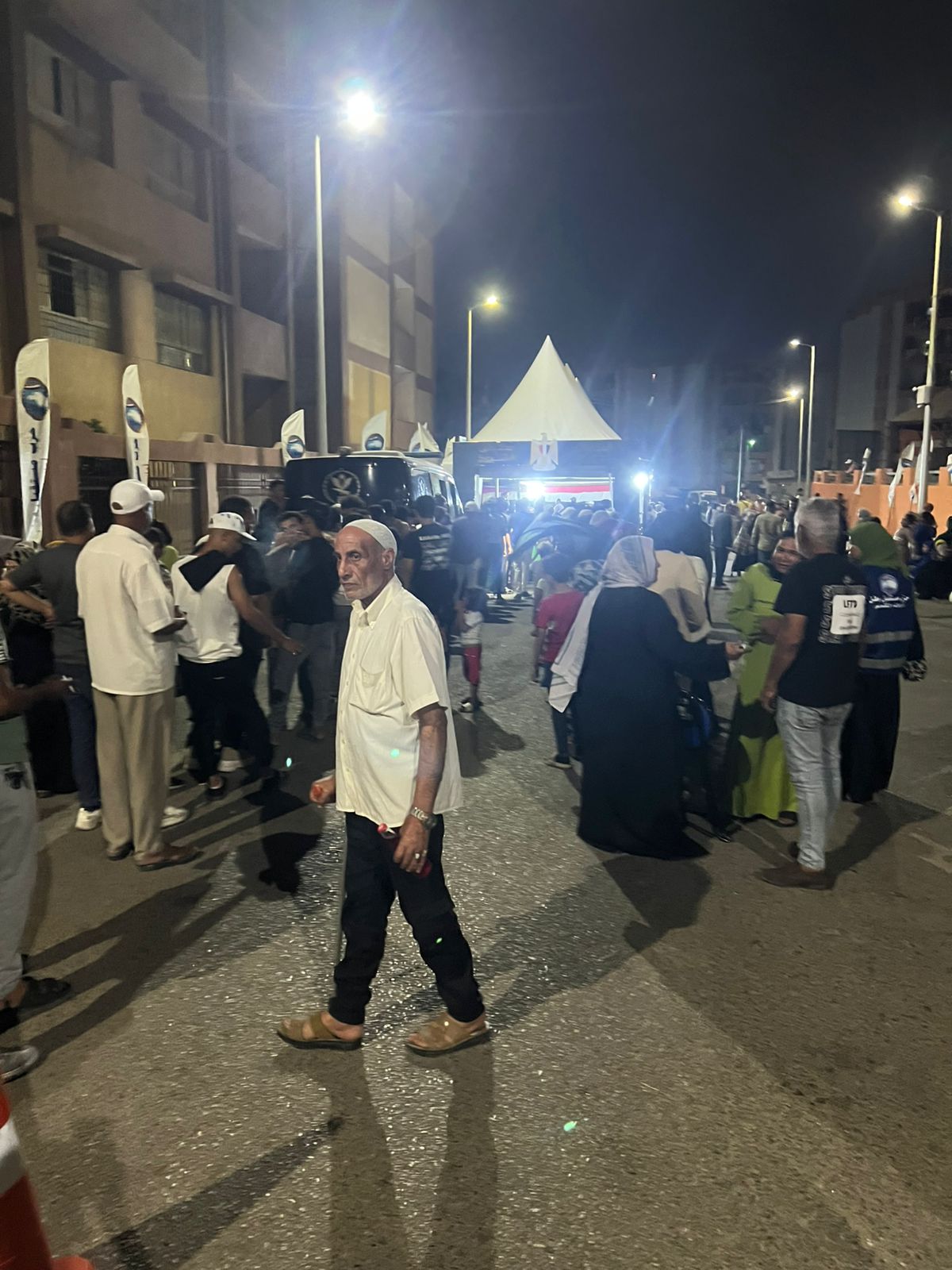 طوابير من أهالي الخليفة أمام اللجان قبل غلق باب التصويت (1)