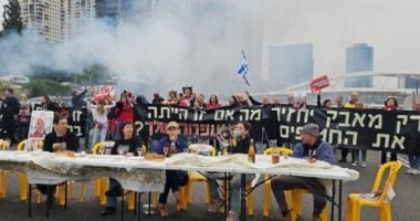عائلات الأسرى الإسرائيليين في غزة يحذرون من تدهور أوضاع أبنائهم بسبب الجوع وسوء التغذية