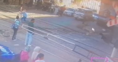 عامل مزلقان ينقذ شابًا من خطر دهس القطار في بنى سويف في مشهد بطولي مثير