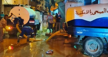 فرق الطوارئ بشركة الصرف الصحي بالإسكندرية تعمل على إصلاح كسر خط شبكة الصرف بمنطقة الظاهرية
