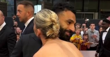 قبلة محمد صلاح وأليسيا ليست الأولى بين نجوم ونجمات الدوري الإنجليزي.. شاهد الفيديو