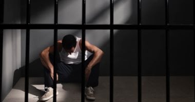 كاميرات التحقيق تكشف تفاصيل نشاط المتهم بتزوير تأشيرات السفر عبر الإنترنت واستهداف الشباب