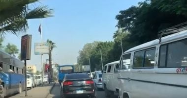 كثافة مرورية متحركة على الطرق الرئيسية بالقاهرة والجيزة في النشرة المرورية