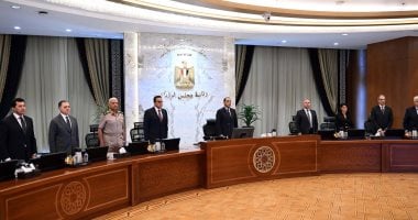 مجلس الوزراء يبدأ اجتماعه بدقيقة حداد على روح الدكتور علي المصيلحي