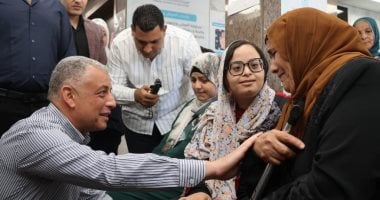محافظ الإسماعيلية يستجيب لطلب سيدة بعد لقائه بها في مستشفى فايد التخصصي