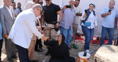 محافظ الإسماعيلية يستجيب لمطالب بائعة الخبز خلال افتتاح سوق اليوم الواحد بمنطقة أبو صوير