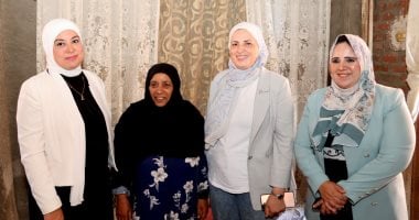 محافظ الإسماعيلية يقدم مساعدة مالية عاجلة لسيدة من أبو صوير تعمل بائعة للخبز