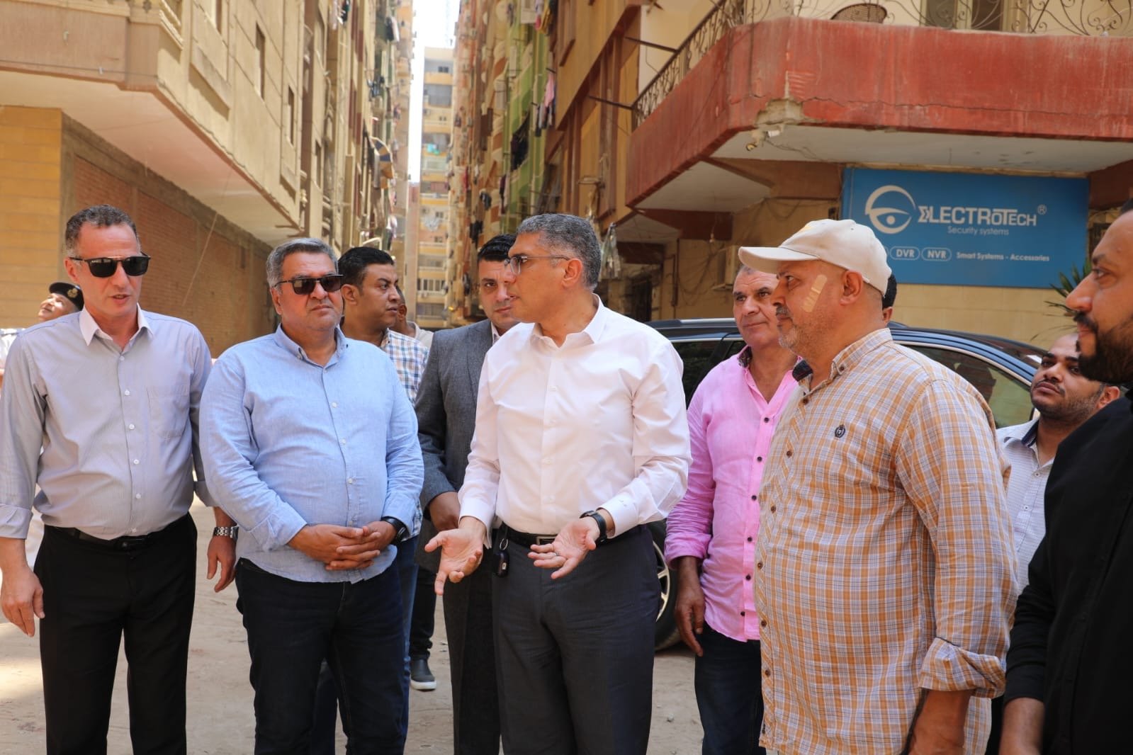 محافظ الجيزة يتابع إزالة الأبراج المخالفة