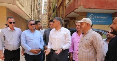 محافظ الجيزة يشرف على إزالة 6 أبراج مخالفة بشارع اللبيني في منطقة الهرم بالصور