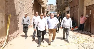 محافظ الشرقية يتفقد منازل شارع العقار المنهار في الزقازيق لتقييم الأضرار