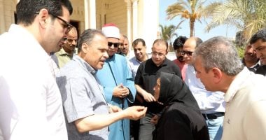 محافظ الشرقية يستجيب لاحتياجات سيدة مسنة خلال تفقده أعمال صيانة مسجد الفتح