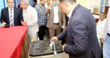 محافظ الشرقية يمارس حقه الانتخابي في انتخابات الشيوخ بلجنة مدرسة السادات الإعدادية