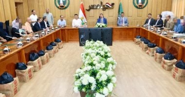 محافظ المنوفية يقدم مساعدات مالية وعينية بقيمة نصف مليون جنيه لـ55 حالة إنسانية