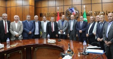 محافظ المنيا يعقد لقاءً مع مديري الإدارات التعليمية ويؤكد: التعليم قاطرة تنمية المستقبل