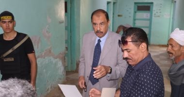 محافظ سوهاج يحيل رئيس قرية الحواويش ومدير الشئون الإدارية للتحقيق بسبب إخلالات وظيفية