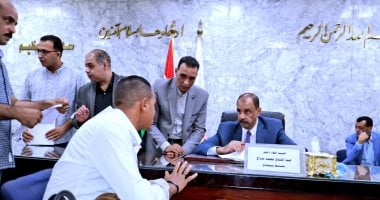 محافظ سوهاج يستمع إلى مطالب وشكاوى المواطنين خلال لقاء جماهيري مباشر
