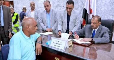 محافظ سوهاج يستمع لمطالب وشكاوى المواطنين خلال اللقاء الجماهيري