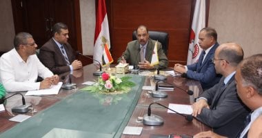 محافظ سوهاج يناقش استراتيجيات تعزيز الفرص الاستثمارية بالمحافظة