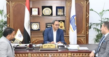 محافظ قنا يناقش خطط إنشاء 50 مركزًا تجاريًا في مدن المحافظة