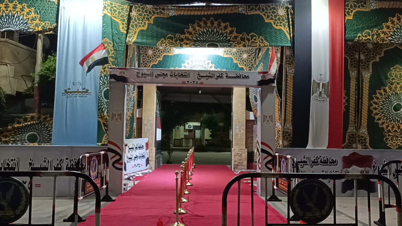 جانب من التجهيزات بمدرسة الدكتور أحمد زويل بدسوق جانب من التجهيزات بمدرسة الدكتور أحمد زويل بدسوق