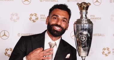 محمد صلاح يحتفل بفوزه بجائزة لاعب العام من رابطة اللاعبين المحترفين بالصور