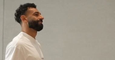 محمد صلاح يصل إلى مقر تدريبات ليفربول حاملًا جائزة الأفضل في إنجلترا | فيديو