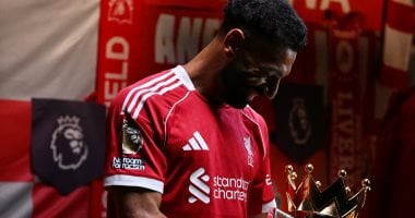محمد صلاح يعلن تحديه بصوره مع كأس الدوري الإنجليزي قبيل بداية الموسم الجديد