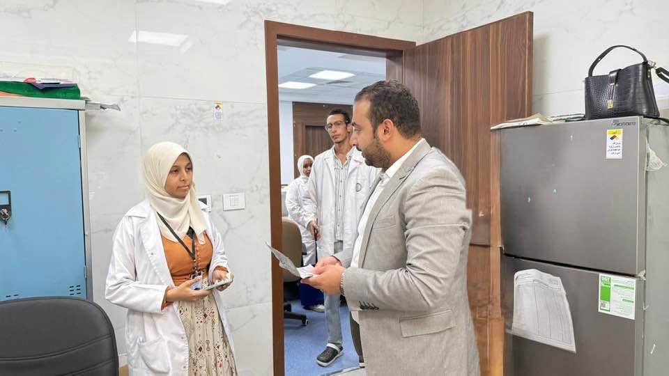 مدير فرع الهيئة بالأقصر يتابع انتظام العمل بأقسام المجمع الطبي الدولي مدير فرع الهيئة بالأقصر يتابع انتظام العمل بأقسام المجمع الطبي الدولي