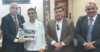 مدير تعليم القليوبية يكرم طالبًا بالمرحلة الإعدادية لاكتشافه نظرية جديدة في مجال الفيزياء