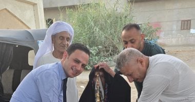 مستشار يساعد مسنة تبلغ 114 عامًا في التصويت بانتخابات الشيوخ بالقنطرة غرب