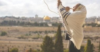 مستوطن ينفخ ببوق الشوفار داخل المسجد الأقصى المبارك.. مشاهد صادمة