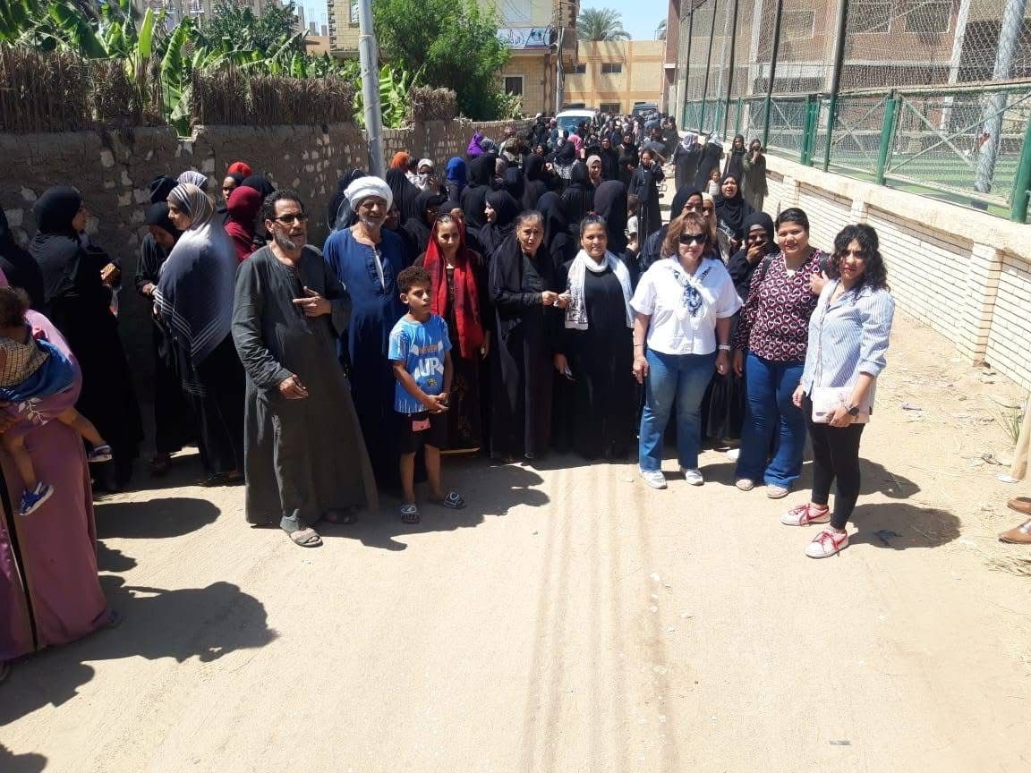 مسيرة لعدد من السيدات تجوب قرية القبلى قامولا لحث المواطنين للمشاركة مسيرة لعدد من السيدات تجوب قرية القبلى قامولا لحث المواطنين للمشاركة