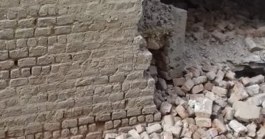 مصرع طفل وإصابة عدة أشخاص بسبب انهيار حائط في مدينة طما بمحافظة سوهاج